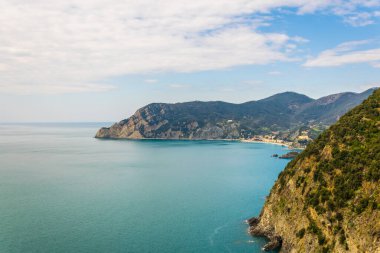 İtalya 'nın en sonundaki Monterosso al mare köylü Cinque Terre Ulusal Parkı kıyı şeridi manzarası.