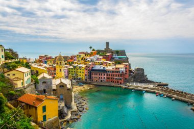 İtalya 'nın ünlü Cinque Terre bölgesinin bir parçası olan Vernazza köyünün havadan görünüşü.