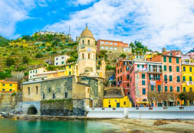 Vernazza, İtalya 'daki Sinema Köylerinden birinde bulunan bir liman manzarası