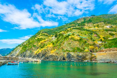 İtalya 'daki Vernazza Köyü' ne giden demiryolu ile Cinque Terre Ulusal Parkı 'nın kıyı şeridi manzarası.