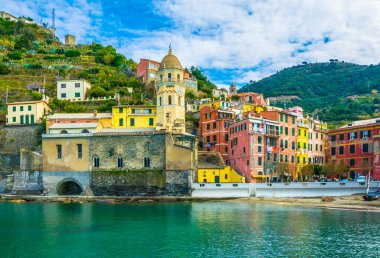 Vernazza, İtalya 'daki Sinema Köylerinden birinde bulunan bir liman manzarası