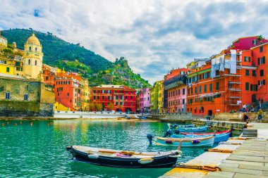 Vernazza, İtalya 'daki Sinema Köylerinden birinde bulunan bir liman manzarası