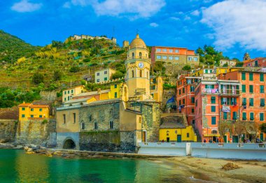 Vernazza, İtalya 'daki Sinema Köylerinden birinde bulunan bir liman manzarası