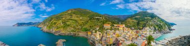 İtalya 'nın ünlü Cinque Terre bölgesinin bir parçası olan Vernazza köyünün havadan görünüşü.