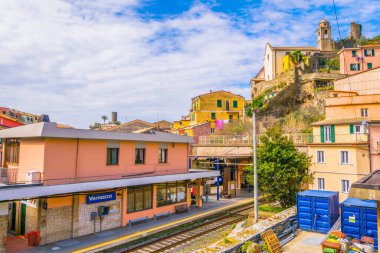 İtalyan köyü vernazza 'daki tren istasyonu manzarası