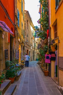 Dar bir sokak manzarası turistlerin gelmesini bekliyor. Corniglia, Cinque Terre, İtalya.
