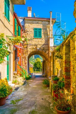 Dar bir sokak manzarası turistlerin gelmesini bekliyor. Corniglia, Cinque Terre, İtalya.