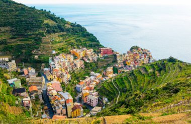 İtalya 'nın ünlü Cinque Terre bölgesinin bir parçası olan Manarola köyünün havadan görünüşü.