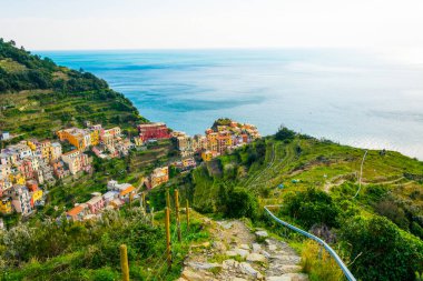 İtalya 'nın ünlü Cinque Terre bölgesinin bir parçası olan Manarola köyünün havadan görünüşü.