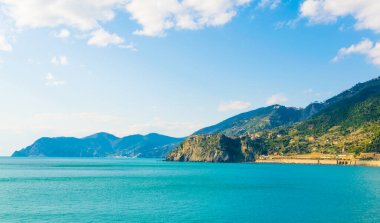 İtalya 'daki Cinque Terre Ulusal Parkı' nın kıyı şeridi manzarası.