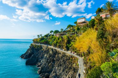 İtalya 'daki Cinque Terre Ulusal Parkı' nın kıyı şeridi manzarası.