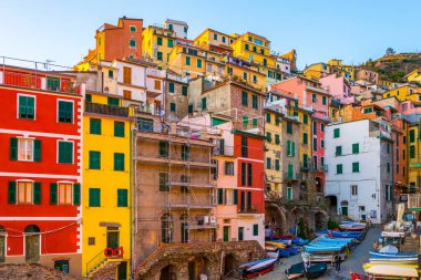 İtalya, Cinque Terre 'de gün batımında yakılan Riomaggiore köyü.