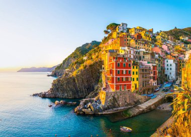 İtalya, Cinque Terre 'de gün batımında yakılan Riomaggiore köyü.