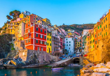 İtalya, Cinque Terre 'de gün batımında yakılan Riomaggiore köyü.