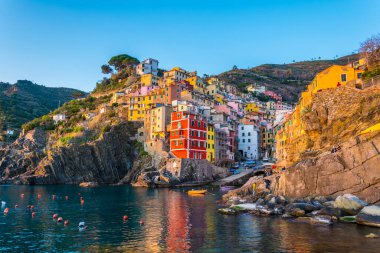 İtalya, Cinque Terre 'de gün batımında yakılan Riomaggiore köyü.