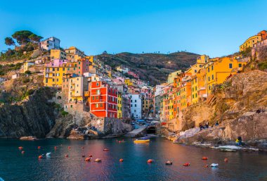 İtalya, Cinque Terre 'de gün batımında yakılan Riomaggiore köyü.