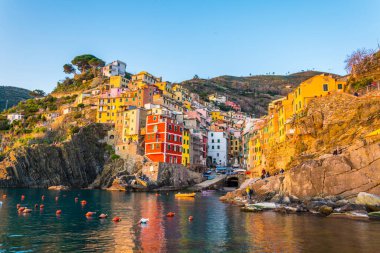 İtalya, Cinque Terre 'de gün batımında yakılan Riomaggiore köyü.