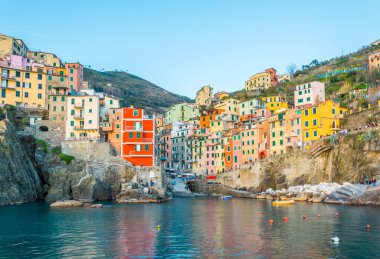 İtalya, Cinque Terre 'de gün batımında yakılan Riomaggiore köyü.