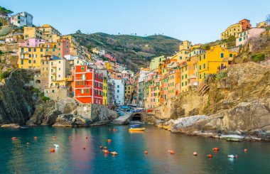İtalya, Cinque Terre 'de gün batımında yakılan Riomaggiore köyü.