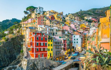 İtalya, Cinque Terre 'de gün batımında yakılan Riomaggiore köyü.