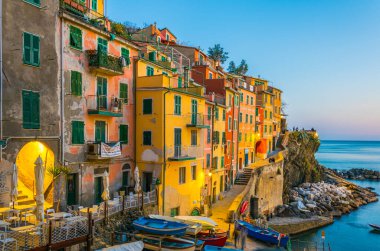 İtalya, Cinque Terre 'de gün batımında yakılan Riomaggiore köyü.
