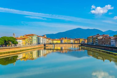 İtalyan şehri Pisa 'nın tarihi merkezinde Arno nehri boyunca uzanan tarihi binalar..