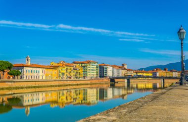 İtalyan şehri Pisa 'nın tarihi merkezinde Arno nehri boyunca uzanan tarihi binalar..
