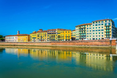 İtalyan şehri Pisa 'nın tarihi merkezinde Arno nehri boyunca uzanan tarihi binalar..