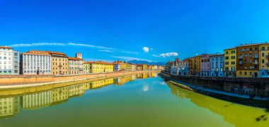 İtalyan şehri Pisa 'nın tarihi merkezinde Arno nehri boyunca uzanan tarihi binalar..