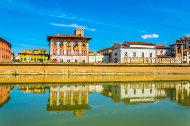 İtalyan şehri Pisa 'nın tarihi merkezinde Arno nehri boyunca uzanan tarihi binalar..