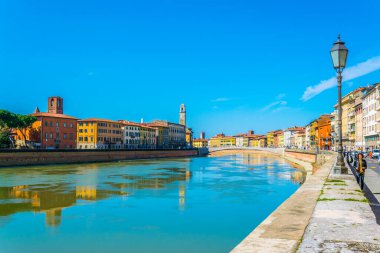 İtalyan şehri Pisa 'nın tarihi merkezinde Arno nehri boyunca uzanan tarihi binalar..