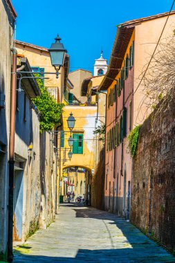 İtalyan köyü Pisa 'da küçük bir sokak manzarası.