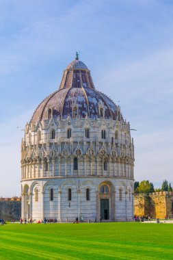 Pisa, İtalya 'daki Piazza die Mucizoli Meydanı' nda bulunan Aziz John 'un Vaftizhanesi.