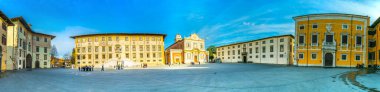İtalyan şehri Pisa 'daki Piazza dei cavalieri meydanının panoramatik manzarası.