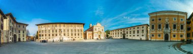 İtalyan şehri Pisa 'daki Piazza dei cavalieri meydanının panoramatik manzarası.