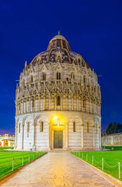 Pisa, İtalya 'daki Piazza die Mucizoli Meydanı' ndaki Aziz John Kilisesi 'nin gece manzarası..