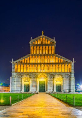 İtalya 'daki Pisa Katedrali' nin gece manzarası