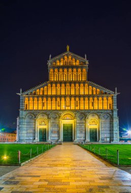 İtalya 'daki Pisa Katedrali' nin gece manzarası