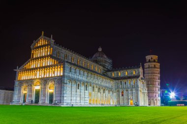 Pisa Katedrali ve Leaning Tower mucizeler Meydanı gece görünümü