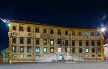 İtalya 'nın Pisa şehrindeki Piazza dei cavalieri meydanındaki üniversitenin merkezi..