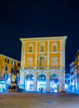 Piazza Garibaldi in pisa 'nın gece manzarası