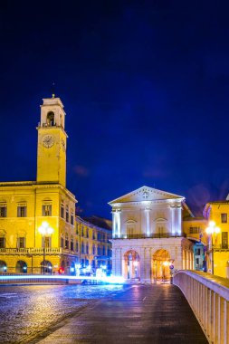 Ponte di mezzo köprüsünün gece manzarası Piazza Garibaldi Meydanı 'nı ve Pisa, İtalya belediye binasını birbirine bağlıyor..