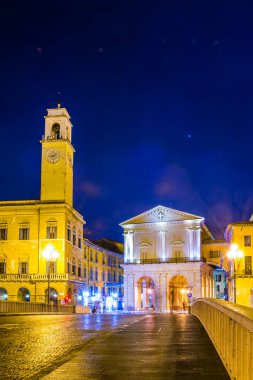 Ponte di mezzo köprüsünün gece manzarası Piazza Garibaldi Meydanı 'nı ve Pisa, İtalya belediye binasını birbirine bağlıyor..