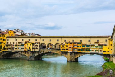 Bulutlu bir günde İtalya 'nın Floransa şehrinde Ponte vecchio.