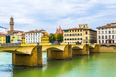 İtalyan kenti Floransa 'nın tarihi merkezinde Arno nehri boyunca uzanan tarihi binalar,.
