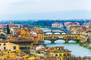 Bulutlu bir günde İtalya 'nın Floransa kentindeki Ponte Vecchio' nun hava manzarası.