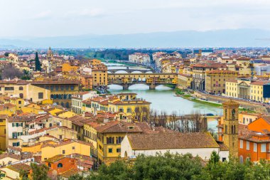 Bulutlu bir günde İtalya 'nın Floransa kentindeki Ponte Vecchio' nun hava manzarası.