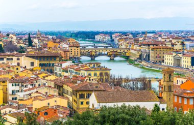 Bulutlu bir günde İtalya 'nın Floransa kentindeki Ponte Vecchio' nun hava manzarası.
