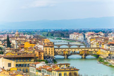 Bulutlu bir günde İtalya 'nın Floransa kentindeki Ponte Vecchio' nun hava manzarası.