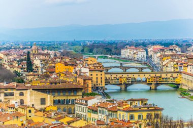 Bulutlu bir günde İtalya 'nın Floransa kentindeki Ponte Vecchio' nun hava manzarası.